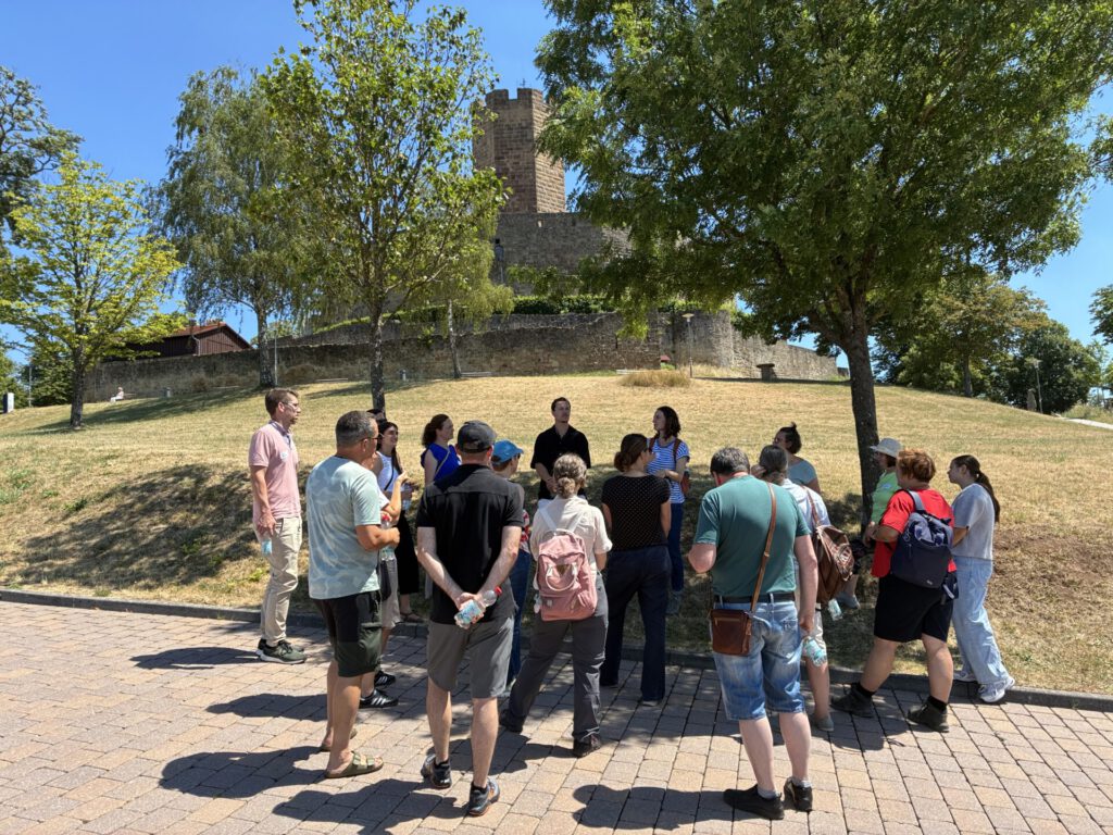 Das Foto zeigt die Teilnehmer des Austauschtreffens an der Projektfläche bei der Burg Steinsberg in Sinsheim.